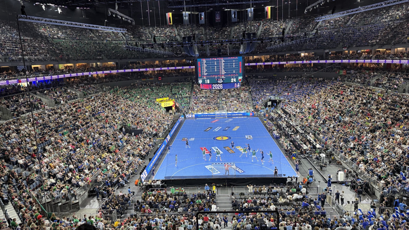 LANXESS arena · Volles Haus