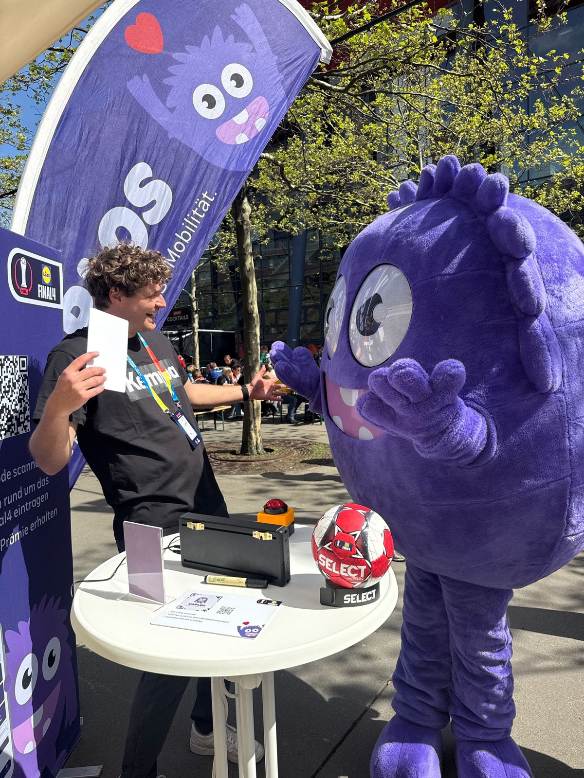 High-Five mit Carlos-Maskottchen