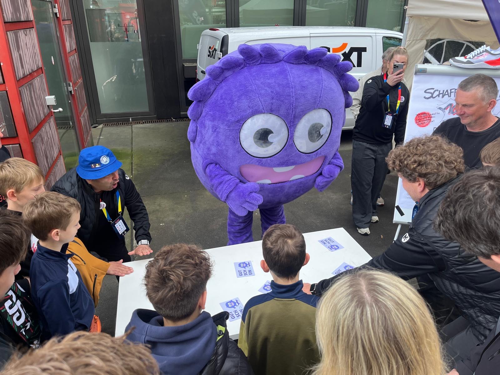Carlos-Maskottchen mit Kindern