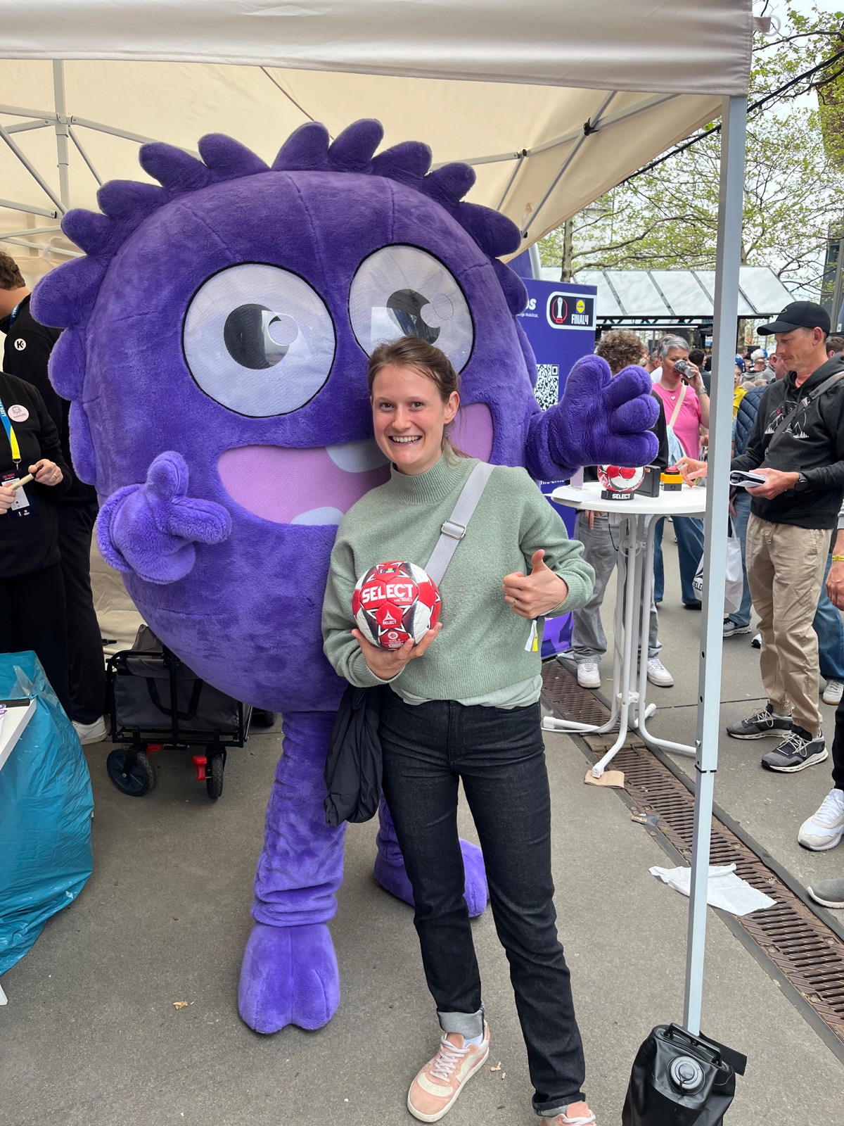 Fan mit Carlos-Maskottchen