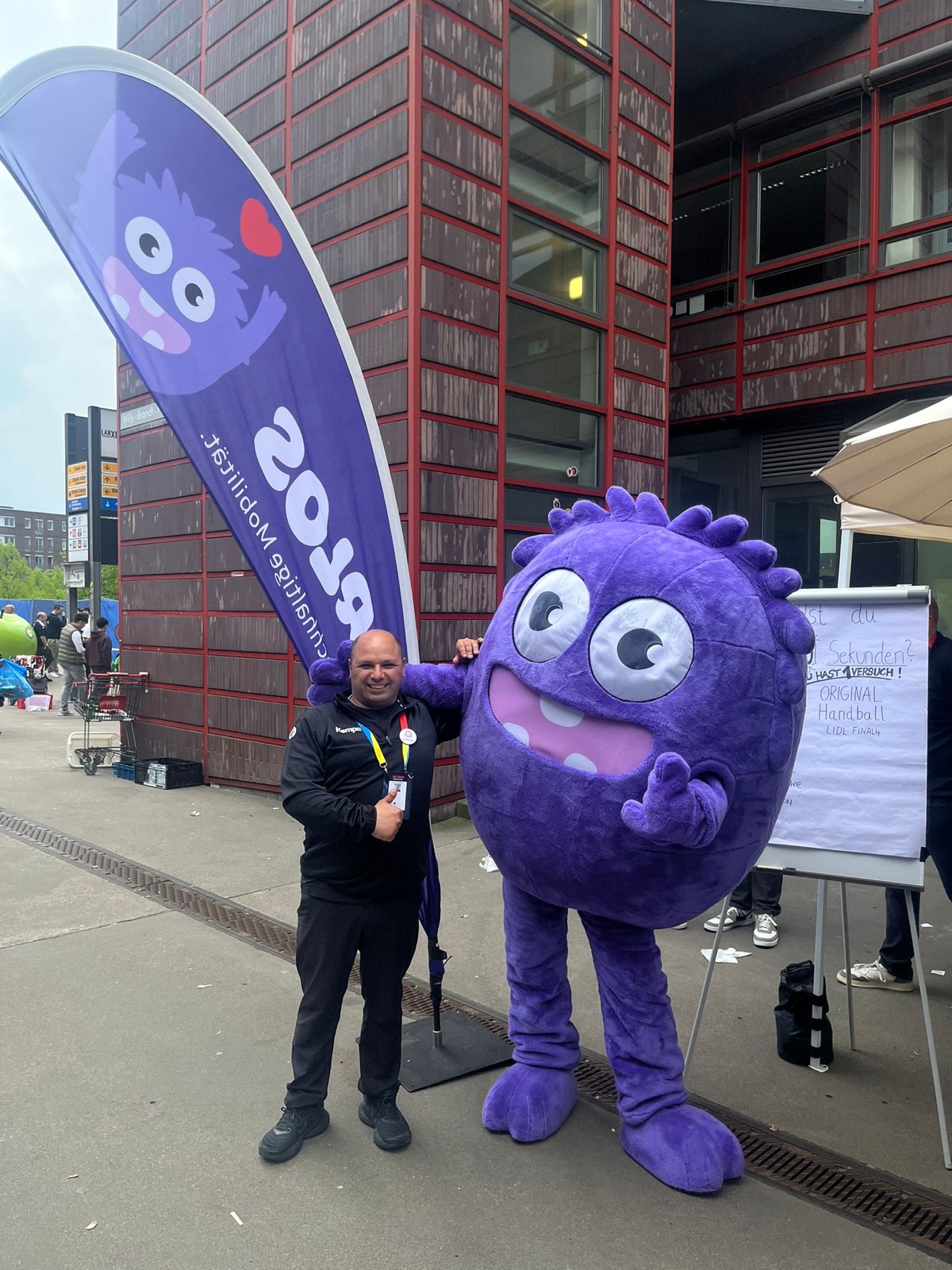 Carlos-Maskottchen mit Team